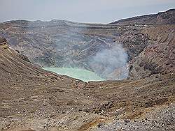 Aso - de vulkaan Mount Aso; kratermeer, borrelend, heet en stinkt naar zwavel