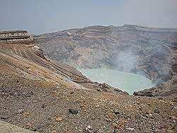 Aso - de vulkaan Mount Aso; kratermeer, borrelend, heet en stinkt naar zwavel