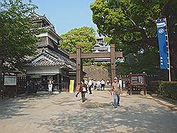 Kumamoto - Kumamoto castle; ingang