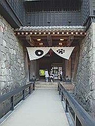 Kumamoto - Kumamoto castle; ingang van het hoofdgebouw