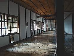 Kumamoto - Kumamoto castle;  interieur van een hoektoren