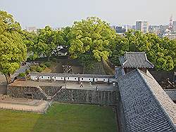 Kumamoto - Kumamoto castle;  iuitzicht vanaf hoektoren