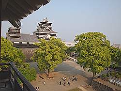 Kumamoto - Kumamoto castle;  iuitzicht vanaf hoektoren