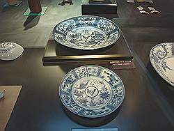 Nagasaki - Dejima; porcelein met het VOC logo