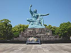 Nagasaki - Peace park; Peace Statue ofwel Standbeeld voor de Vrede