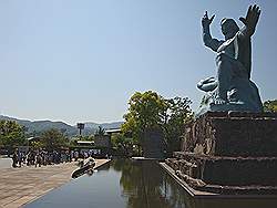 Nagasaki - Peace park; Peace Statue ofwel Standbeeld voor de Vrede