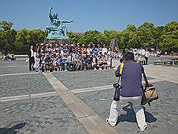 Nagasaki - Peace park; veel schoolreisjes gaan hier naar toe - en allemaal maken ze hier een groepsfoto