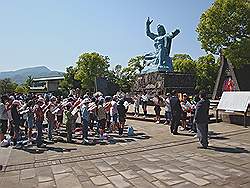 Nagasaki - Peace park; veel schoolreisjes gaan hier naar toe en hangen een zelfgemaakte slinger op
