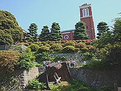 Nagasaki - Urakami Cathedral, met op de voorgrond de overblijfselen van de kathedraal die door de atoombom werd verwoest