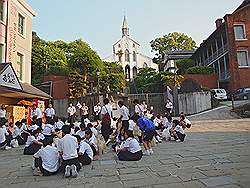 Nagasaki - Oura, katholieke kerk met schoolreis klas op de voorgrond