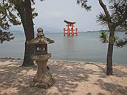 Miyajima - tori van de Itsukushima tempel; deze keer in het water