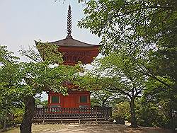 Miyajima - kleine pagode in het park