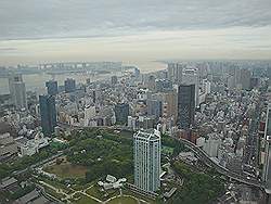 Minato - Tokyo tower; het kan nog hoger - uitzicht vanaf het speciale observatiedek