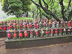 Minato - net buiten Tokyo tower een oase van rust; en een tempel met beeldjes