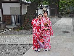 Kyoto - dames in klederdracht (zijn meestal zelf toerist in eigen land)