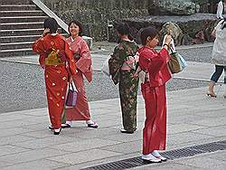 Kyoto - dames in klederdracht (zijn meestal zelf toerist in eigen land)