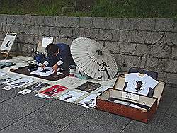 Kyoto - straatkunstenaar die T-shirts beschildert