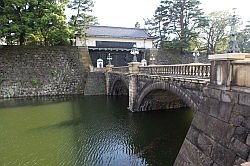 Tokio - keizerlijk paleis; de toegangsbrug tot het paleis