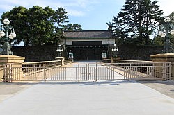 Tokio - keizerlijk paleis; de toegangsbrug tot het paleis