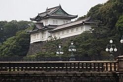 Tokio - keizerlijk paleis; de toegangsbrug met het paleis op de achtergrond