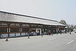 Kyoto - ingang van de Sanjusangendo tempel