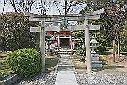 Kyoto - de Sanjusangendo tempel; een kleine tempel naast de hoofdtempel