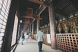 Kyoto - de Sanjusangendo tempel; 1001 boedhhistische beelden