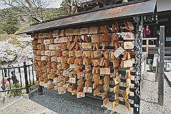 Kyoto - Kiyomizu-dera tempel; houten kaartjes met wensen