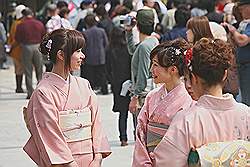 Kyoto - Kiyomizu-dera tempel; veel mensen in traditionele klederdracht