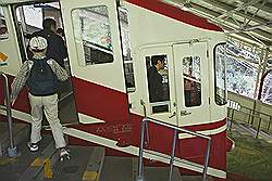 Koyasan - met de kabeltram van station Gokurakubashi naar Koyasan