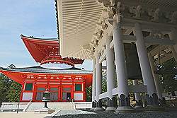 Koyasan - de Konpon Daito, een pagode uit 1937, met de tempelklok op de voorgrond