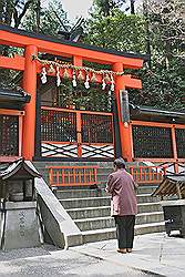 Koyasan - tempel van Myo (Myo Shrine); biddende dame