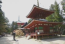 Koyasan - de Toto pagode, verwoest door brand en in 1984 herbouwd