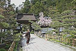 Koyasan - ingang van een klooster
