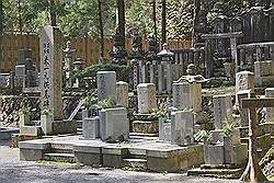 Koyasan - de Okunoin; een enorme begraafplaats