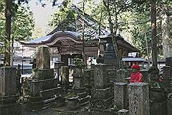 Koyasan - de Okunoin, een enorme begraafplaats; begin van het complex rond het Okunion Gobyo Mausoleum