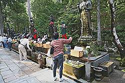 Koyasan - beelden van de goden worden door de gelovigen besprenkeld met water