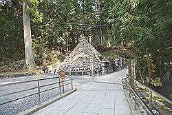 Koyasan - het complex rond het Okunion Gobyo Mausoleum; een heuveltje, gemaakt van kleine stenen beeldjes