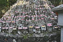 Koyasan - het complex rond het Okunion Gobyo Mausoleum; een heuveltje, gemaakt van kleine stenen beeldjes