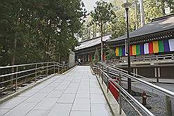 Koyasan - het complex rond het Okunion Gobyo Mausoleum; de Torodo of lantaarn tempel