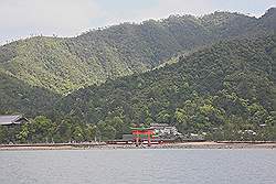 Miyajima - ferry naar het eiland Miyajima; de torii van de Itsukushima tempel in de verte