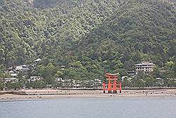 Miyajima - ferry naar het eiland Miyajima; de torii van de Itsukushima tempel