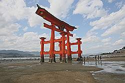 Miyajima - de torii, of toegangspoort, van de Itsukushima tempel