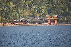 Miyajima - de boot terug, met de torii van de Itsukushima tempel in de verte