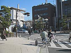 Kamakura - straatbeeld; fietsen aan de linkerkant van de weg