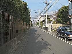 Kamakura - straatbeeld op weg naar het strand