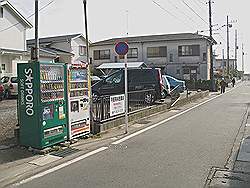 Kamakura - straatbeeld op weg naar het strand; in Japan staan er veel frisdrankautomaten buiten langs de weg