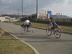 Kamakura - twee surfers op de fiets