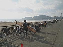 Kamakura - Strand met surfer op de voorgrond