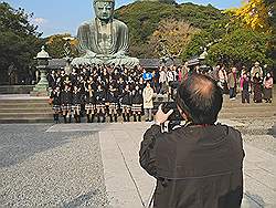 Kamakura - Kotoku klooster; veel schoolreizen en ze moeten natuurlijk ook met de boeddha op de foto